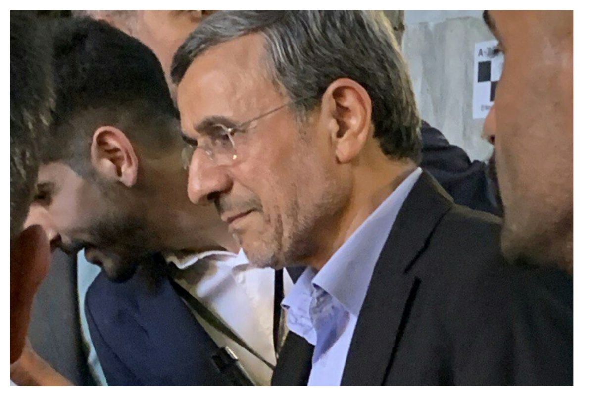 لحظه ورود احمدی نژاد به استانبول + فیلم