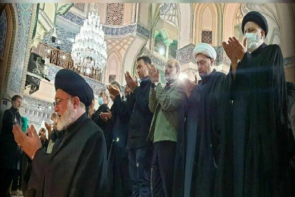 حضور رئیسی در نماز ظهر عاشورا در حرم حضرت عبدالعظیم+عکس