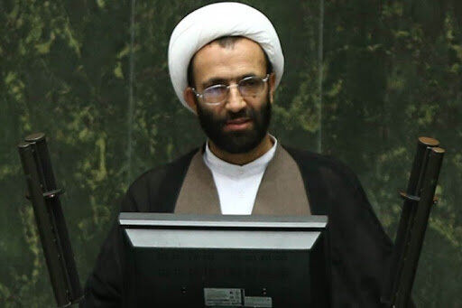 انتقاد عضو هیئت رئیسه مجلس از اقدام برخی مدیران میانی برای کسب تاییدیه از نمایندگان