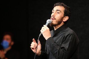 خاطره مداح معروف از دیدار خود با رهبر شهید انقلاب/ ایشان به ترکی با من احوال پرسی می کردند
