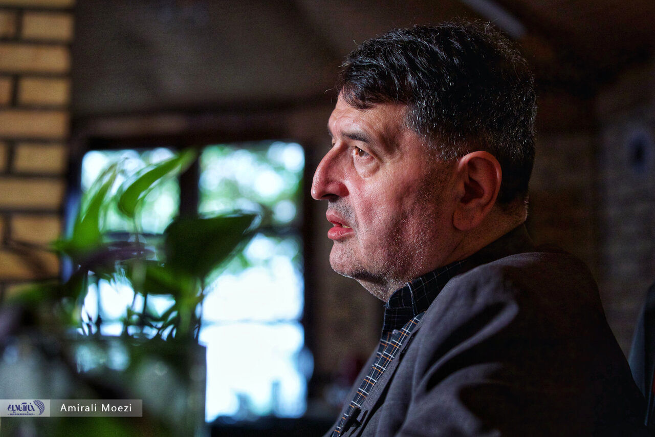 کاری را که مریم رجوی باید می‌کرد، علی فروغی کرد / به خاطر انتقاد از «گاندو»، سه قسمت اول «ایران‌اید» گروگان گرفته شد 4