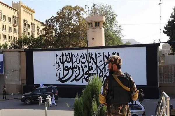 پرچم طالبان روی دیوار سفارت آمریکا +عکس