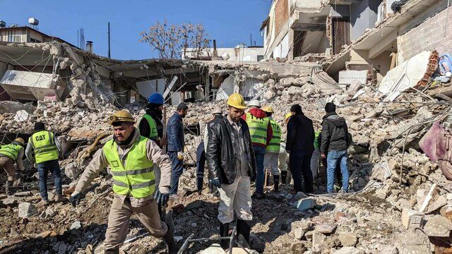 نجات معجزه آسای خانواده 5 نفره از زیرآوار زلزله ترکیه