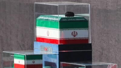 اشک‌ های فرزندان رهبر شهید انقلاب در هنگام وداع با پیکر پدر+ فیلم