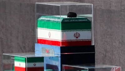 اشک‌ های فرزندان رهبر شهید انقلاب در هنگام وداع با پیکر پدر+ فیلم