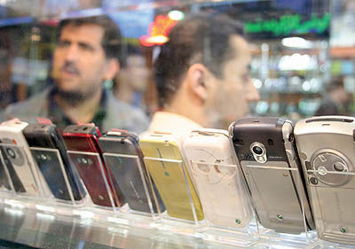 ادامه فعالیت دست فروشان و دلالان گوشی تلفن همراه