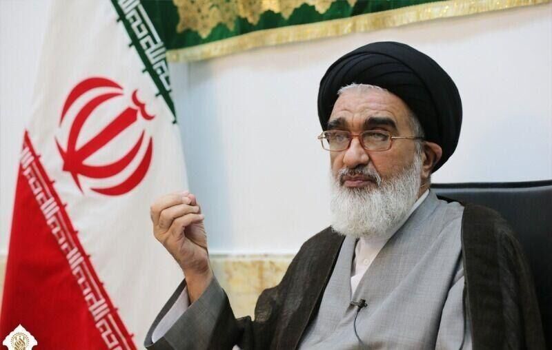 انتقاد امام جمعه قم از فضای مجازی/ تعداد کمی از افراد در بدنه دولت، شرارت دارند!