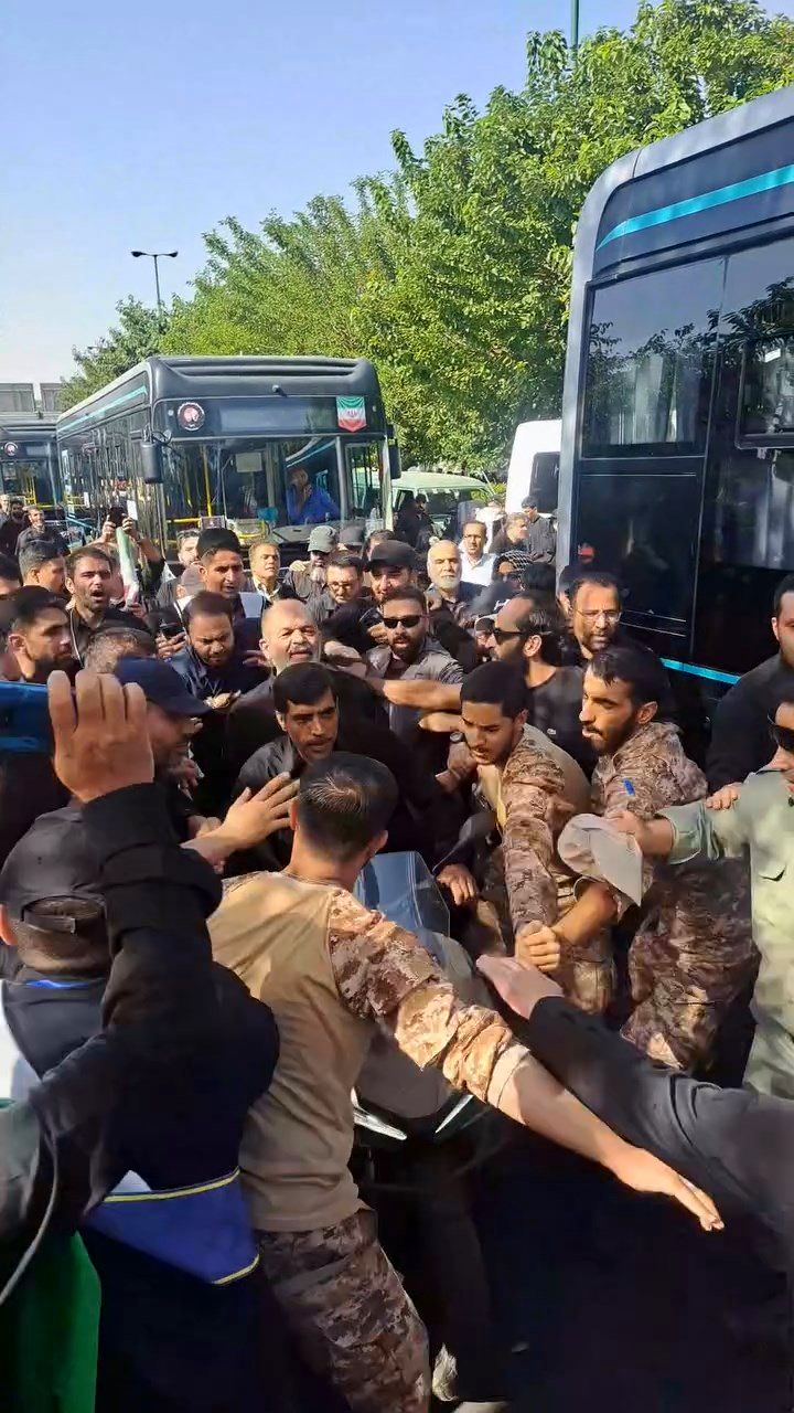 تصاویری از خروج فرمانده کل سپاه با موتور از مراسم نماز مصلی