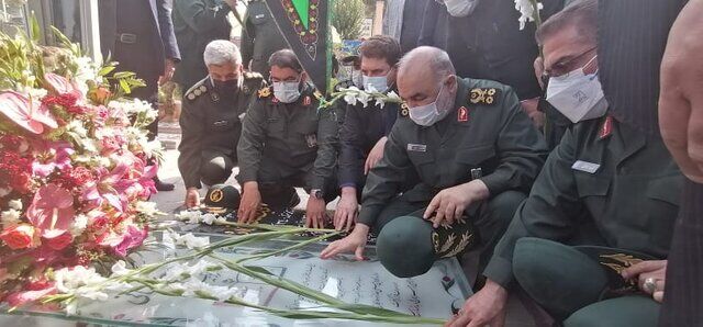 تصویری از فاتحه خوانی فرمانده کل سپاه بر سر مزار شهید سردار سلیمانی