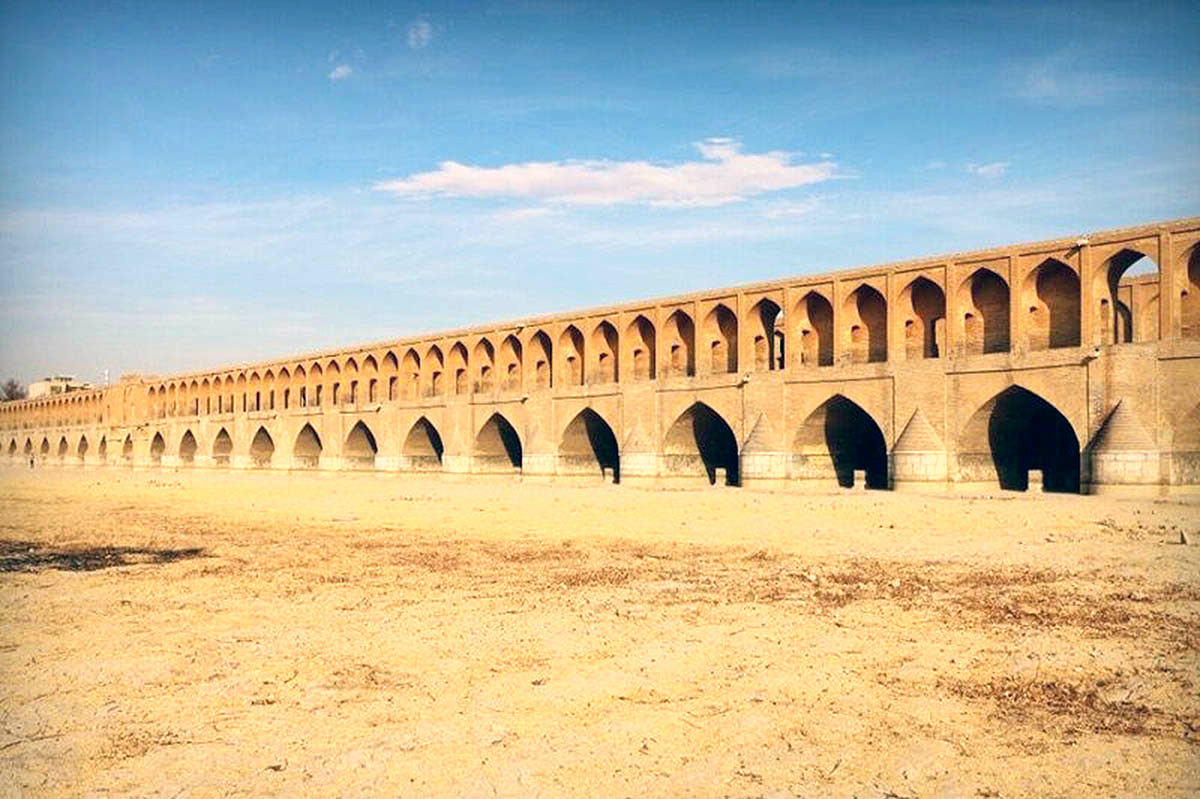 بستر خشک زاینده‌رود و تالاب گاوخونی اصفهان به منبع ریزگرد تبدیل شدند