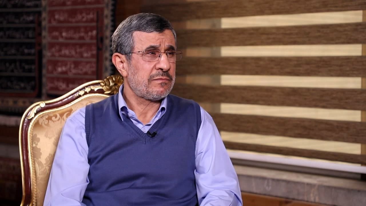 احمدی نژاد: به رهبری نامه زدم و گفتم اینکار مجلس پدر کشور را در می آورد /حاضرم تضمین محضری بدهم که حتی یک صندلی از دولت نمی خواهم