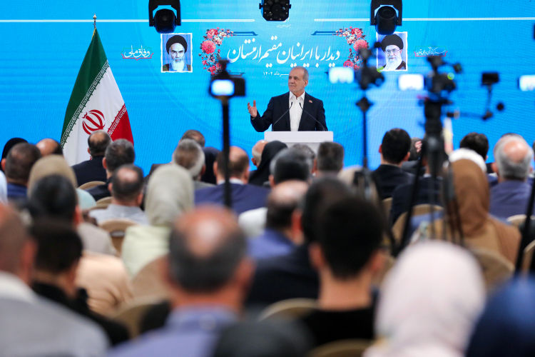 پزشکیان: تعامل با جهان ما را زیباتر و شادتر میکند/ هر قدر به دور خودمان دیوار بکشیم، از پیشرفت عقب میمانیم