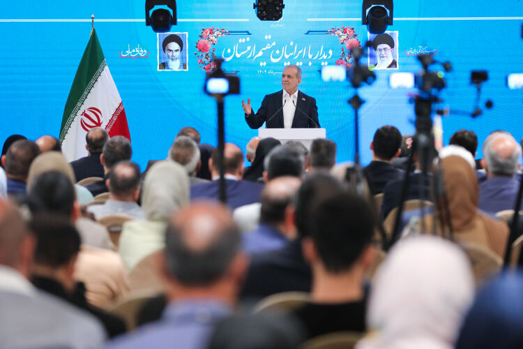پزشکیان: تعامل با جهان ما را زیباتر و شادتر می‌کند/ هر قدر به دور خودمان دیوار بکشیم، از پیشرفت عقب می‌مانیم