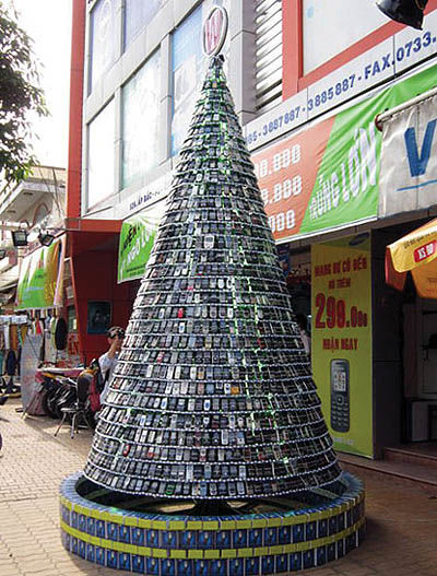 درخت کریسمس موبایلی ساخته شد