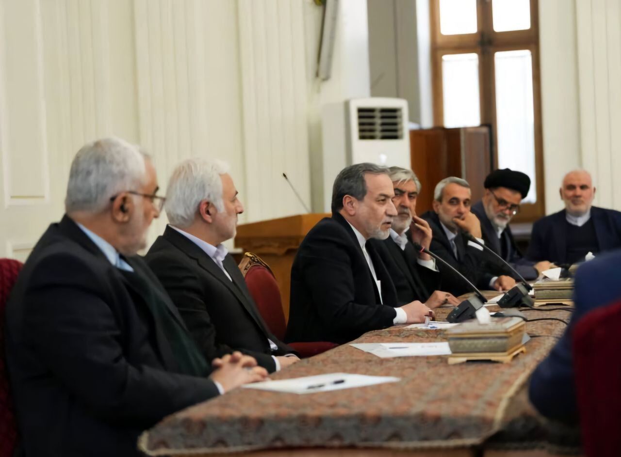 ایران هیچ وقت میز مذاکره را ترک نکرده و دیپلماسی را ادامه می‌دهیم