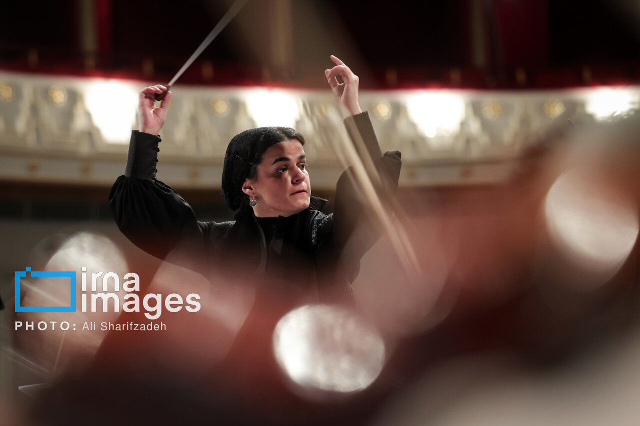 این زن نخستین رهبر ارکستر سمفونیک تهران است+ عکس