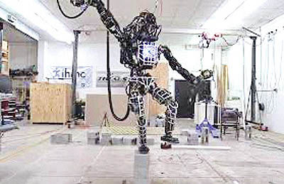 روباتی که تعادل خود را روی یک پا حفظ می‌کند