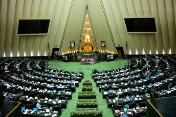 انتقاد شدید از توهین به ظریف و روحانی در پشت تریبون مجلس / چرا باید در دفاع از یک کشور بیگانه علیه یک مقام سابق سخن بگویند؟