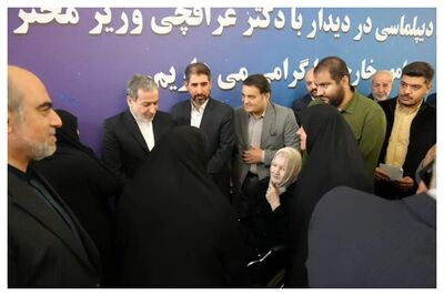 عراقچی با خانواده‌های شهدای وزارت امور خارجه دیدار کرد