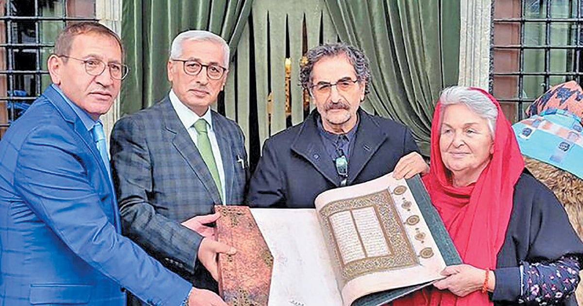 نسخه خطی مثنوی مولانا در دستان شوالیه آواز