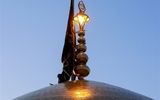 پرچم گنبد حرم امام رضا(ع) به رنگ عزا درآمد+ فیلم
