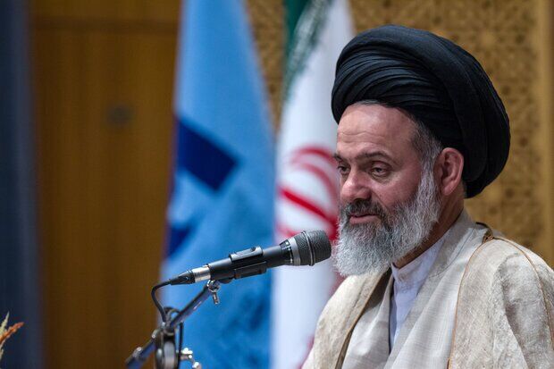 کنایه امام جمعه قم به مسئولان/ اگر نمی‌توانید با تورم مقابله کنید، حداقل آن را مهار کنید!