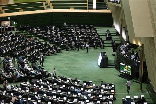 یک نماینده مجلس: دوران بزن در رو درباره برنامه و مذاکرات هسته‌ای ایران تمام شده است 