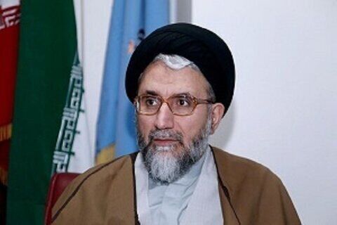 ادای احترام وزیر اطلاعات به مقام شهید سلیمانی/ عکس