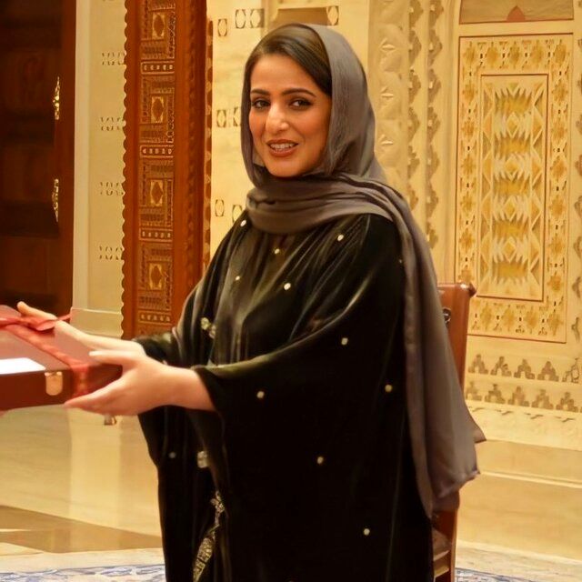 اولین حضور رسمی همسر سلطان عمان در رسانه‌ها + عکس