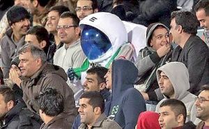 یک آدم فضایی در استادیوم آزادی!