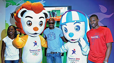 دونده‌های جاماییکایی با نمادهای المپیک جوانان2010 در سنگاپور عکس یادگاری می‌گیرند