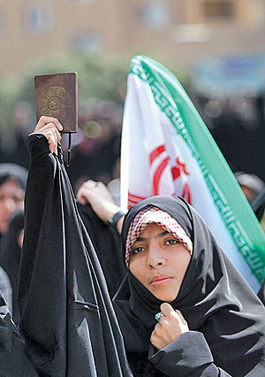 اعتراض ایرانیان به هتک حرمت قرآن