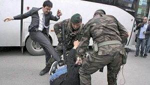 مشاور اردوغان معترض خیابانی را به باد کتک گرفت