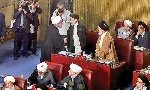 دیدار روحانی و رئیسی در حاشیه اجلاس خبرگان 
