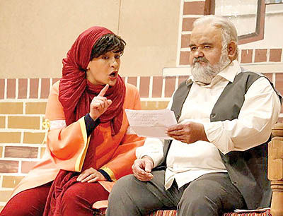 بازی اکبر عبدی در نمایش کمدی