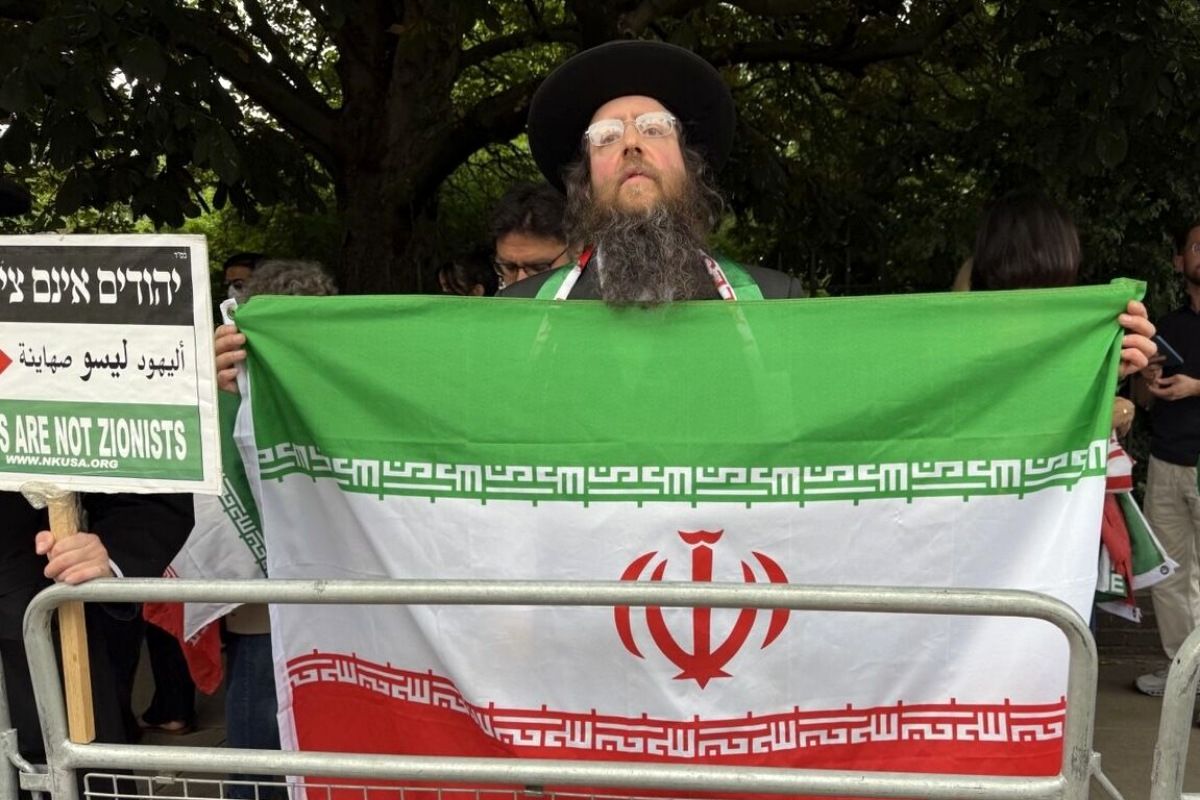 محکوم کردن تجاوز اسرائیل به کشورمان توسط خاخامهای یهودی ساکن لندن / در کنار مردم ایران ایستادهایم