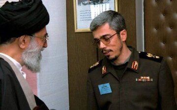 قابی دیده‌نشده از شهیدان سردار سلیمانی و سردار باقری در نماز جماعت