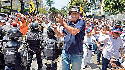 مادورو در محاصره گرسنگان