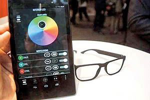 عرضه عینکی که به تلفن همراه  متصل می‌شود