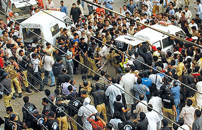حمله به مساجد لاهور پاکستان 80 کشته برجای گذاشت