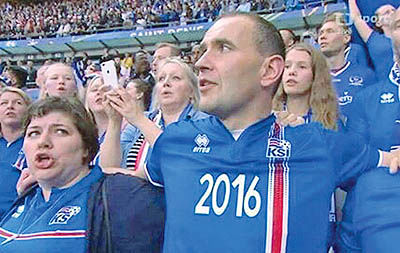 رئیس‌جمهوری ایسلند در میان تماشاگران