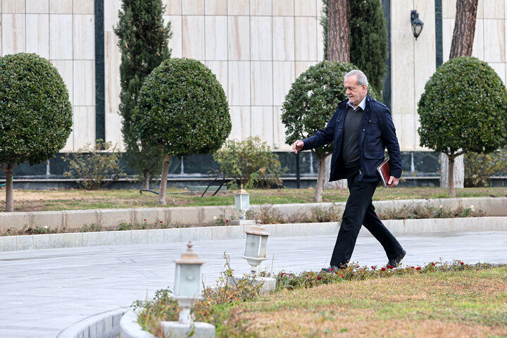 پس لرزه بازگشت عبدالناصر همتی به بانک مرکزی / آقای رئیس جمهور به تصمیم گیری ها سرعت ببخشید