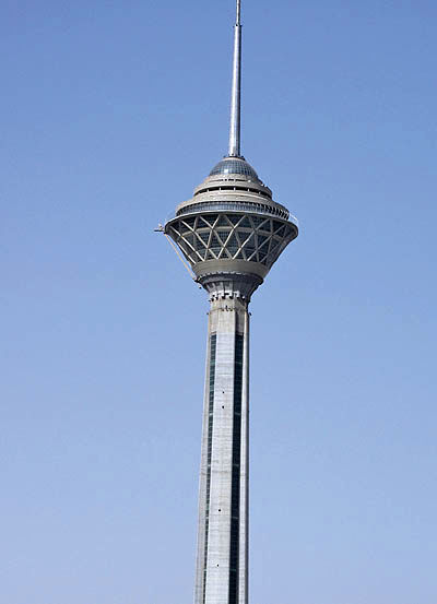 برج میلاد مشکل فنی و سرویس‌دهی دارد