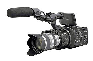 یک دوربین فیلمبرداری حرفه‌ای با لنز‌ دوربین عکاسی