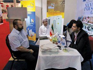 بازدید وزیر صنعت عمان از غرفه «نیان‌الکترونیک» در مسقط