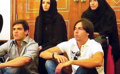 حضور کاکا و همسر محجبه‌اش در مسجد دبی