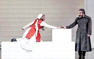 مانور چهره‌ها روی صحنه تئاتر