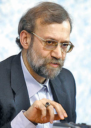 انتقاد لاریجانی از سیاسی کردن دفاع مقدس