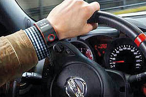 ساعت هوشمند با قابلیت ارتباط بین راننده و خودرو