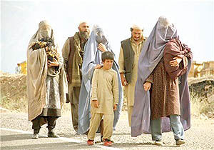استقبال مهاجران افغان از اکران ویژه «مزار شریف»